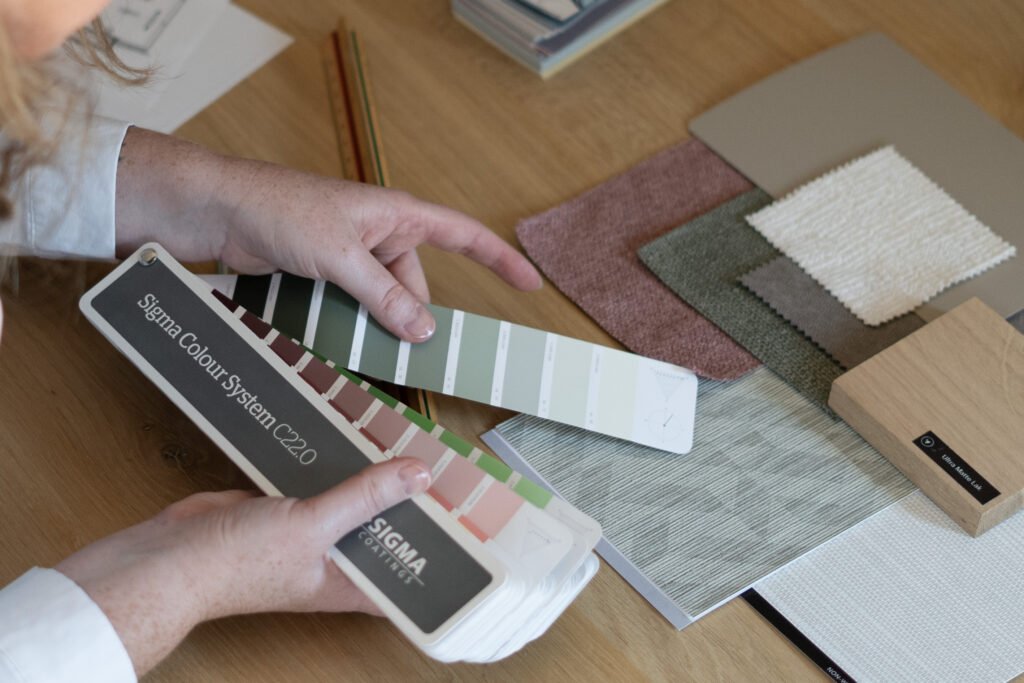 Verfkleuren uitzoeken passend bij andere materialen.